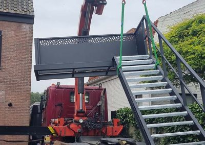 Productie en plaatsing trap aan woning met gepoederde coate afwerking
